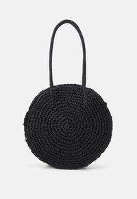 Sac rond noir tissé avec deux poignées, fabriqué à partir de matériau étroitement tressé, présentant une surface texturée et un design circulaire.