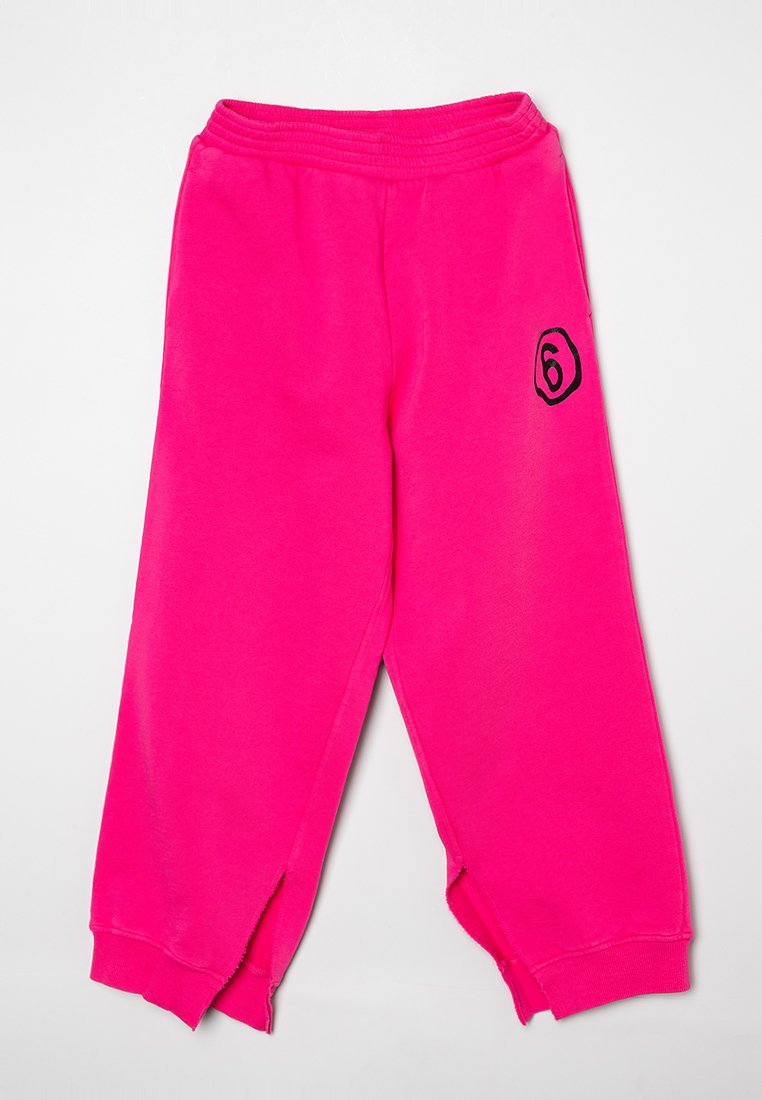 Helle pinke Jogginghose aus weichem Material, mit einem schwarzen Design in Form der Nummer '6' auf der linken Seite und Schlitzöffnungen am Saum.