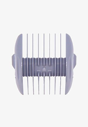 Grijze haarclipperbescherming met een brede basis en meerdere verticale tanden voor het aanpassen van de haarlengte. Stevig plastic materiaal met een gladde textuur.