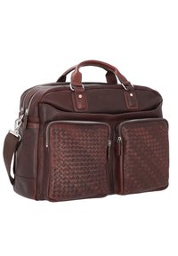 Cartella in pelle marrone con due tasche frontali intrecciate, doppio manico superiore e una tracolla rimovibile. Scomparti con zip per la conservazione.