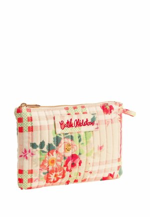 Prostokątna pikowana tkaninowa torebka z kwiatowymi i kratkowymi wzorami w kolorach czerwonym, zielonym i różowym, z zamkiem błyskawicznym i naszywką z logo Cath Kidston.
