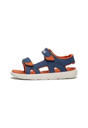 Blå och orange sandal med en andningsbar design, justerbara remmar, utskurna detaljer och en vit texturerad sula.