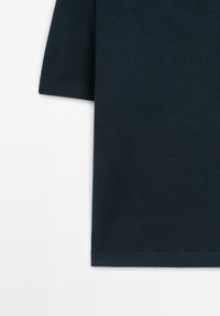 Maglietta a maniche corte in maglia blu scuro con orlo dritto, mostrata su sfondo bianco.