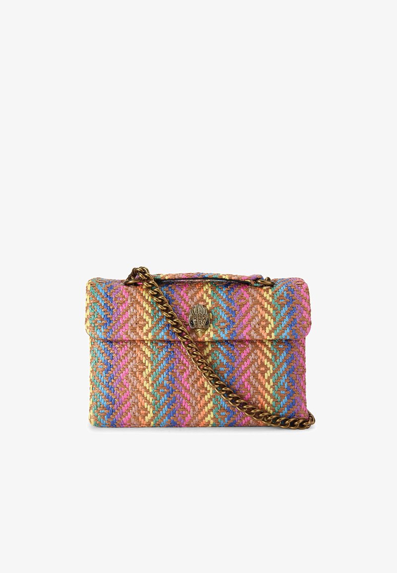 Geweven handtas in roze, blauw en goud met een visgraatpatroon. Voorzien van een metalen sluiting en een gouden kettinghengsel. Rechthoekige vorm.