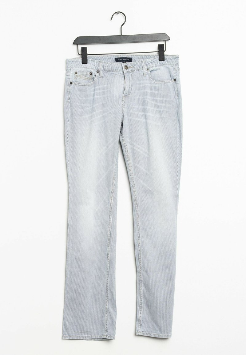 Ljusblå denimjeans med rak benmodell, som har fem fickor, subtil blekning och detaljstikningar. Hänger på en svart galge.