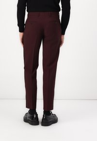 Isaac Dewhirst THE PREMIUM PEAK TUXEDO  - Κοστούμι - bordeaux