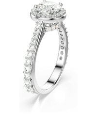 Silverförlovningsring med en stor central diamant och en ring som pryds av mindre diamanter på sidorna.