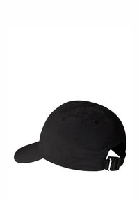 Gorra de béisbol negra hecha de algodón, con una visera curva, correa ajustable en la parte posterior y ojales para ventilación en la corona.