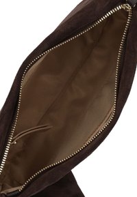 Interno della borsa in suede marrone con una texture liscia, dotato di chiusura a zip e foderato in satin di una tonalità di marrone più chiaro. Hardware minimo visibile.