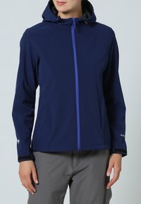 Chaqueta softshell de color navy con cierre delantero, capucha y cremallera azul en contraste. Cuenta con bolsillos laterales y detalles en negro en los puños.