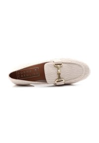 Beige instappers van een gestructureerd materiaal met een hardwareaccent in goudtint. Voorzien van een ronde neus en een merk-insole. Glad loopzool.