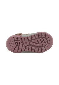 La suela del zapato presenta un diseño texturizado robusto con material de goma, color rosa y un patrón de relieve para tracción.