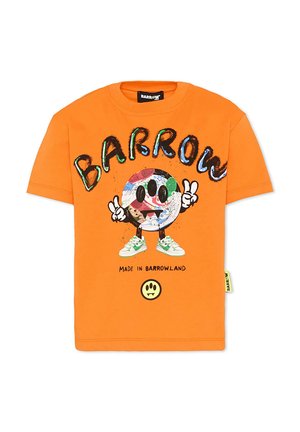 T-shirt orange vif avec un personnage cartoon coloré en forme de globe terrestre portant des baskets, faisant le signe de la paix, avec le texte "BARROW" au-dessus.