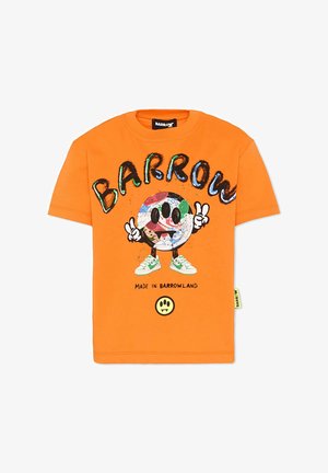 T-shirt orange vif avec un personnage cartoon coloré en forme de globe terrestre portant des baskets, faisant le signe de la paix, avec le texte "BARROW" au-dessus.
