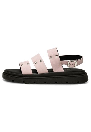 Rosa mockaskinnsandaler med tre breda remmar, silverfärgade nitar, en bakrem och en tjock svart gummisula med ett mönstrat grepp.