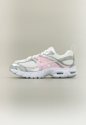 Baskets de sport blanches et argentées avec des touches de rose, dessus en mesh et semelle rembourrée, vues de côté sur fond neutre.