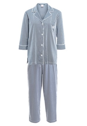 Blå och vit randig pyjamas set med en knapp-up topp och byxor med elastisk midja. Har en bröstficka och korta ärmar. Tillverkat av bomull.