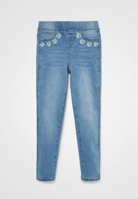 Světle modré džíny z denimu mají přiléhavý střih s květinovou výšivkou poblíž kapes a hladkou, mírně vybledlou texturu.