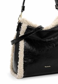 Borsa in ecopelle nera con rifiniture in crema testurizzate, forma curva, tracolla regolabile e dettagli in oro. Logo visibile sul davanti.