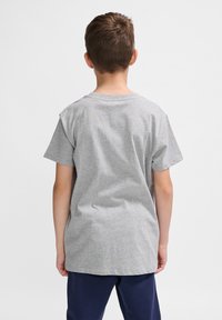 Tricou din bumbac gri, cu mâneci scurte și croială dreaptă, având un gât rotund clasic. Textură netedă și fără embellishments vizibile.