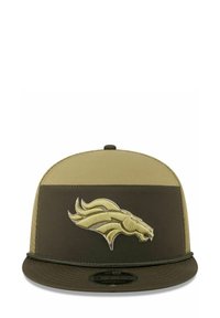 Snapback-Cap mit einem zweifarbigen Design aus olivgrünem und khakifarbenem Stoff, gesticktem Pferdelogo in Gelb und einer flachen Krempe mit Stichdetails.