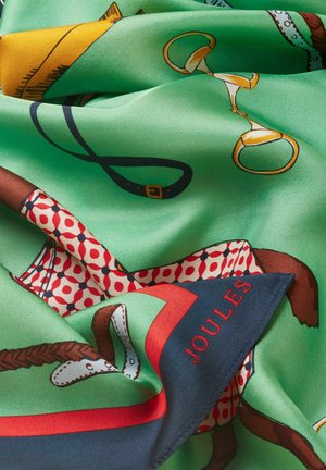 Grønt silketørklæde med tryk af rideudstyr inklusive bid og stigbøjler, med et navy og rødt hjørne mærket "Joules".