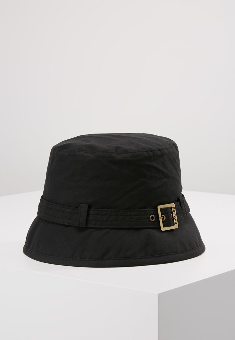 Chapeau seau en tissu noir avec un large rebord, bande ajustable et accent en boucle dorée rectangulaire. Texture lisse et design structuré.