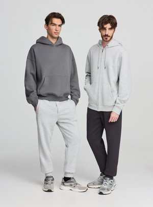 - Spodnie treningowe