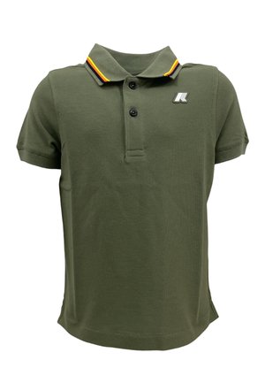 Polo verde oliva a maniche corte con due bottoni, rifinitura a righe gialle e rosse sul colletto e logo bianco sul petto a sinistra.