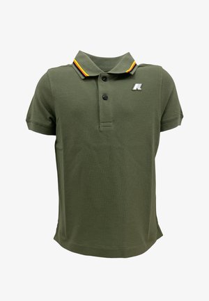 Polo verde oliva a maniche corte con due bottoni, rifinitura a righe gialle e rosse sul colletto e logo bianco sul petto a sinistra.