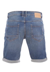 Szorty dżinsowe w średnim niebieskim odcieniu, z podwiniętymi nogawkami, dwiema tylnymi kieszeniami z przeszyciami oraz brązową skórzaną metką marki.