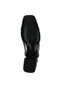 Juodos aukštakulnės bateliai su smailiu nosiu, blizgiu paviršiumi ir tekstūruotu padu. Savybė - šonai su išpjovomis ir kulkšnies dirželis.