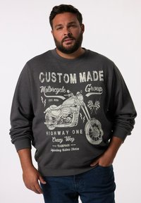 Tmavě šedá mikina s bílým grafikou motocyklisty a textem "Custom Made Motorcycle Group Highway One Crazy Way."