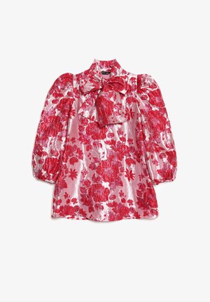 Punane lillemustriga pluus padjandatud varrukatega, kõrge kaelusega ja lipsu detailiga. Valmistatud läikivast kangast, millel on suurte lillede muster roosal taustal.