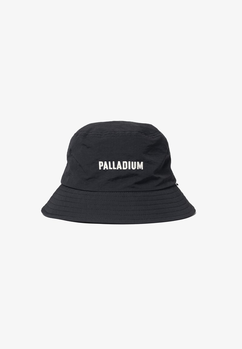Chapeau seau noir à large bord avec "PALLADIUM" brodé en blanc au centre avant.