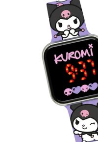Digitale klok met een vierkante zwarte wijzerplaat die de tijd in rode LED weergeeft. Paarse band met een Kuromi-personage en roze schedelaccenten.