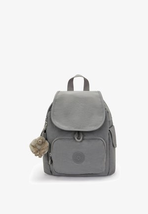 Piccolo zaino grigio con tasca anteriore con zip, chiusura a clamp, tasche laterali, maniglia superiore e un portachiavi a forma di scimmia peluche appeso sul lato sinistro.