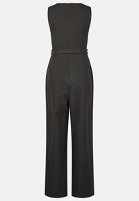 Zwarte jumpsuit met een mouwloos ontwerp, zippers aan de zijkant, wijde benen en een getailleerde taille benadrukt door een stoffen riem. Gladde textuur over de hele jumpsuit.