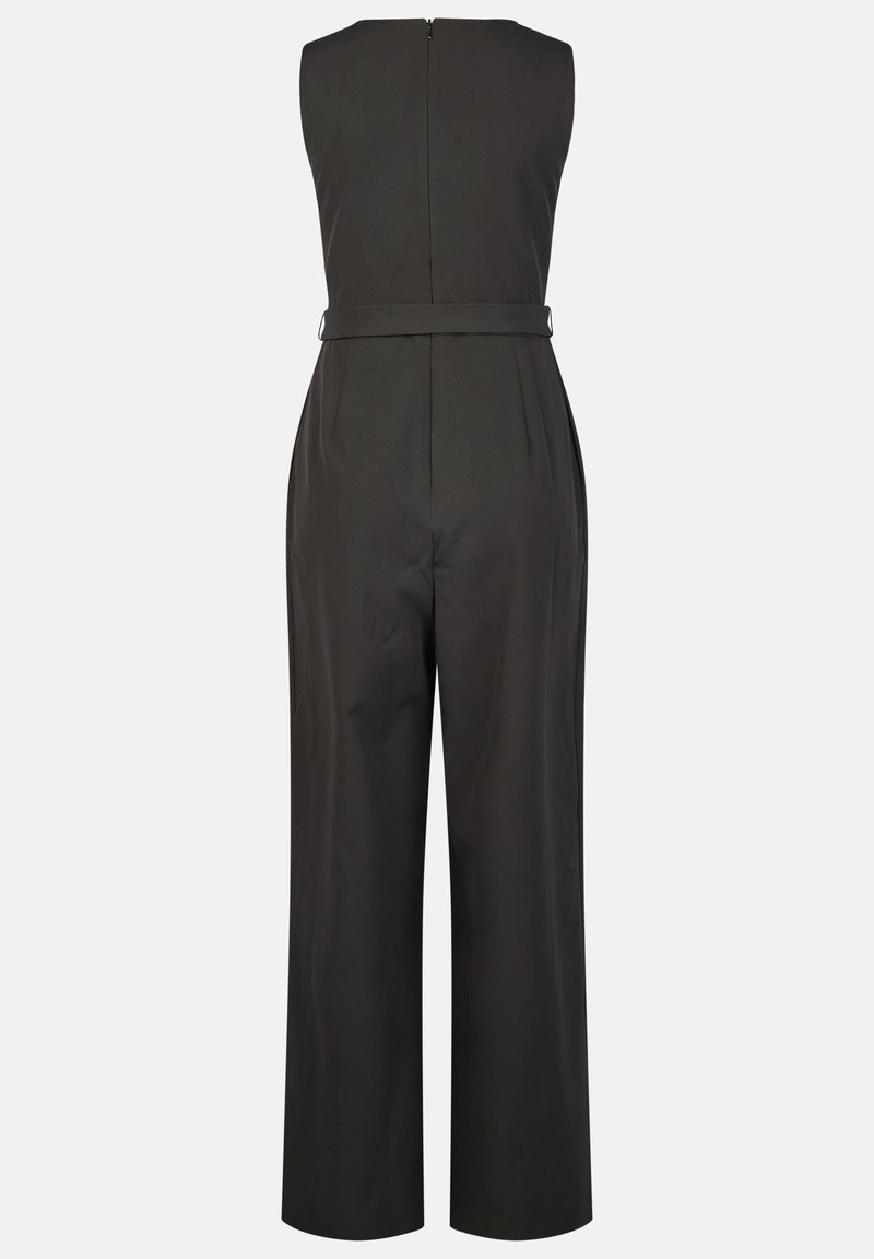 Schwarzer Jumpsuit mit ärmellosem Design, seitlichem Reißverschluss, weitem Bein und einer taillierten Passform, die durch einen Stoffgürtel betont wird. Glatte Textur insgesamt.