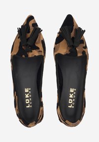 Spitze Ballerinas im braun-schwarzen Camouflage-Muster, aus strukturiertem Wildleder, mit dekorativen Quasten und einem schwarzen Innenleben mit goldener Markenprägung.