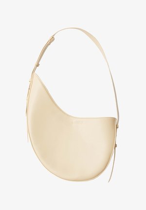 Sac à bandoulière en cuir crème avec une forme courbée et une seule sangle réglable. Présente un logo de marque embossé simple et une texture lisse.