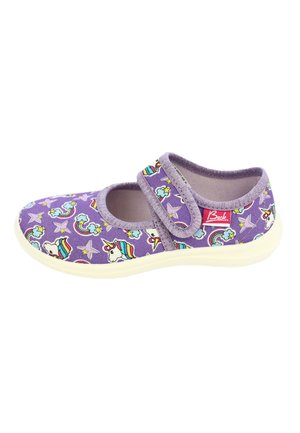 Lila Stoffschuhe mit einem Klettverschluss, versehen mit einem bunten Einhorn- und Regenbogenmuster. Weiße Gummisohle, runde Zehenform.