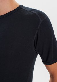Navy blue short-sleeve t-shirt in lightweight fabric, featuring a round neckline and subtle seam detailing on shoulders.