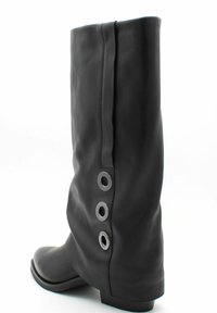 Czarne skórzane wysokie botki z luźnym fasonem, zaokrąglonym noskiem oraz trzema metalicznymi oczkami po boku dla ozdoby.