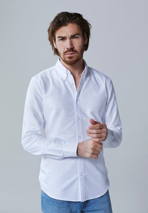 Witte button-up shirt met een kraag, lange mouwen en een slim fit ontwerp. De stof lijkt glad met een lichte glans.