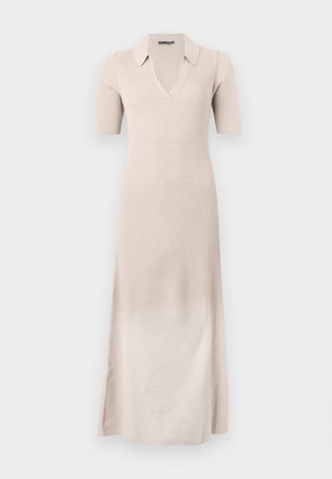 Beige geribbelde jurk met korte mouwen, V-hals en kraag. Lange, aansluitende snit met zijsplitten voor optimaal bewegingsgemak. Zachte textuur.