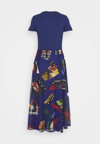 Šaty s přiléhavým námořnickým vrškem s krátkým rukávem a splývavou sukní s vícero barevnými vzory, zobrazujícími různé abstraktní tvary a designy.