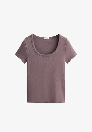 Rövid ujjú, kerek nyakú póló puha, mályva színű bordázott anyagból. Illeszkedő fazon és sima textúra jellemzi.