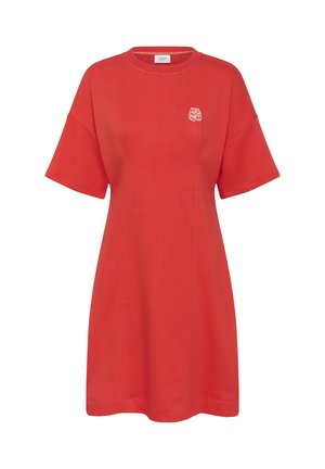 Rode casual jurk met korte mouwen, een ronde hals en een klein wit geborduurd logo op de bovenste linkerborst.