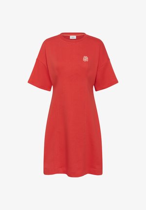 Czerwona, krótka sukienka casual z krótkim rękawem, okrągłym dekoltem i małym, białym haftowanym logo na górnej lewej stronie na klatce piersiowej.